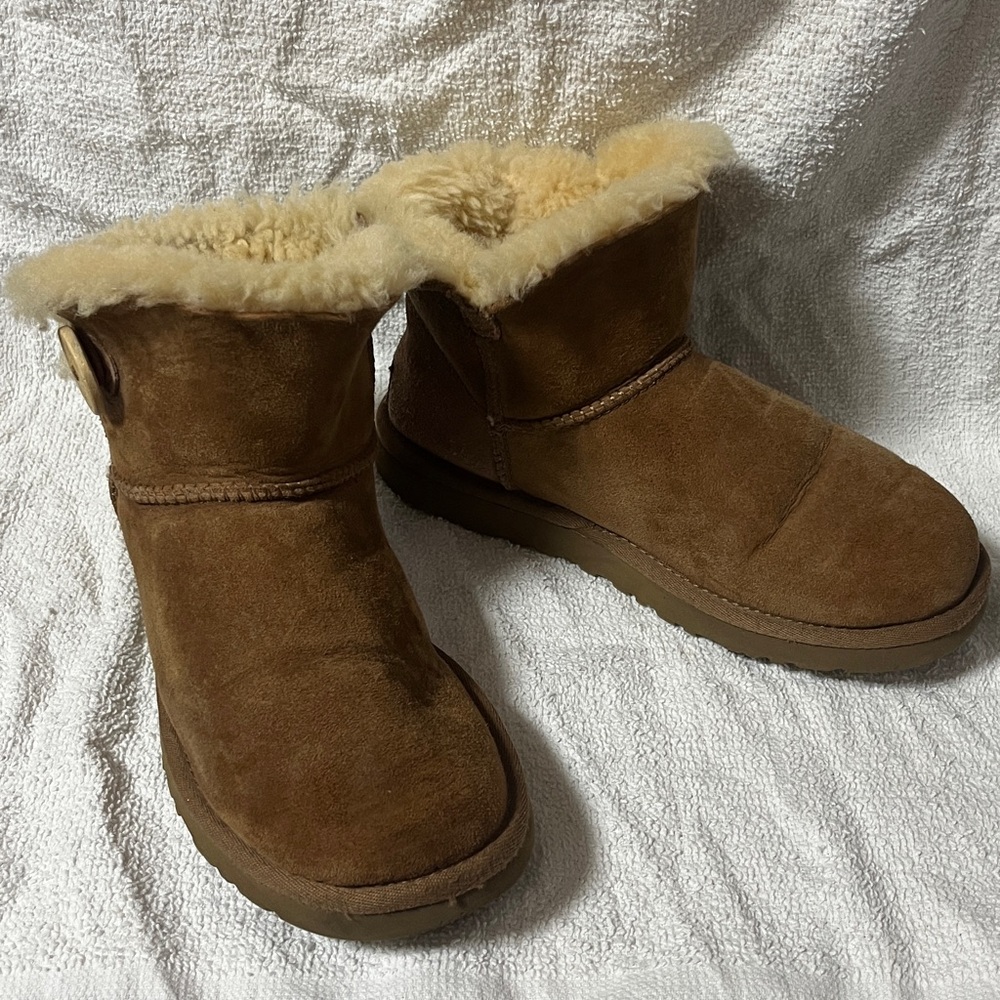 Uggs Mini Bailey girls Tan Shearling ankle Boots in size 5